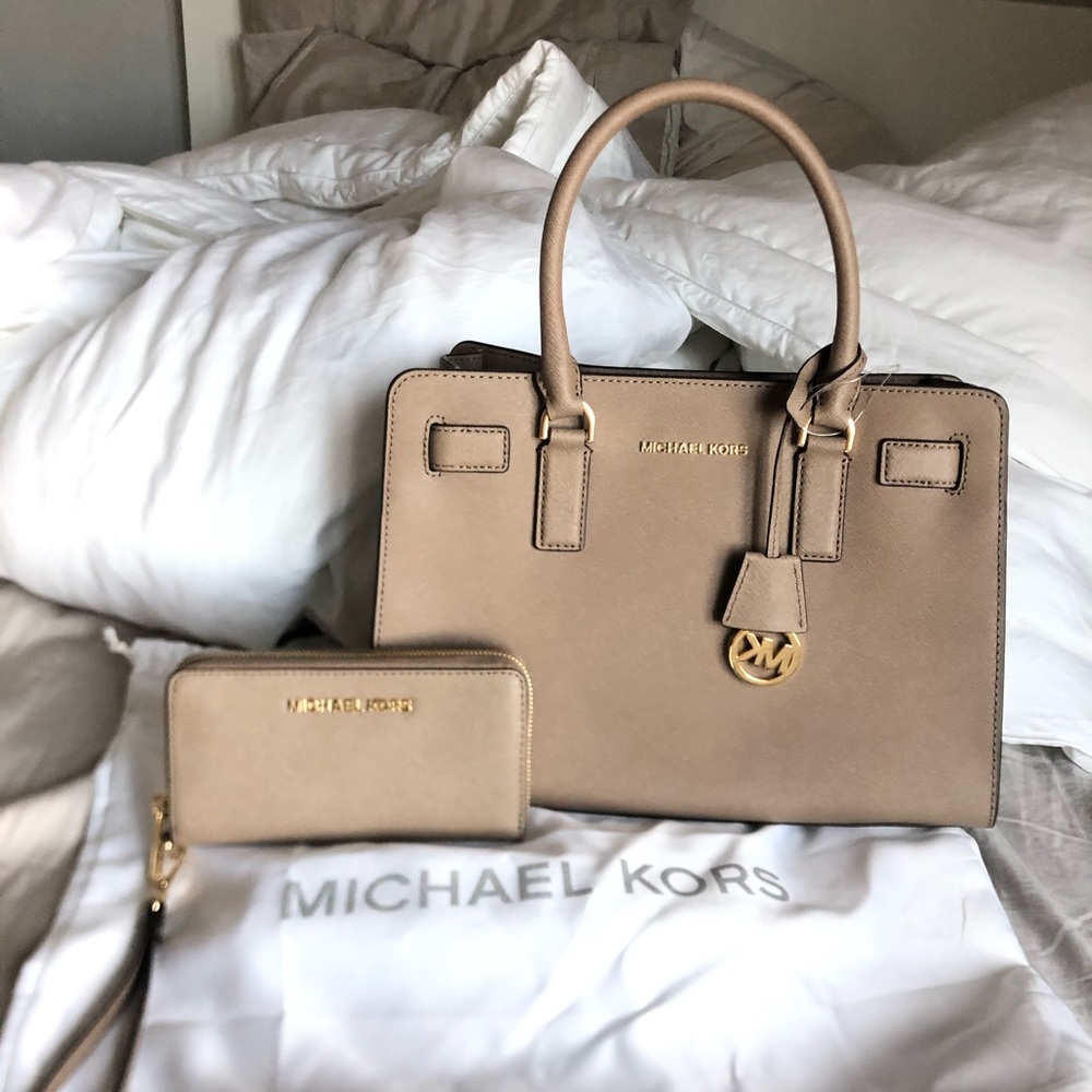 BRAND NEW Michael Kors Medium Beige Dillon Bag